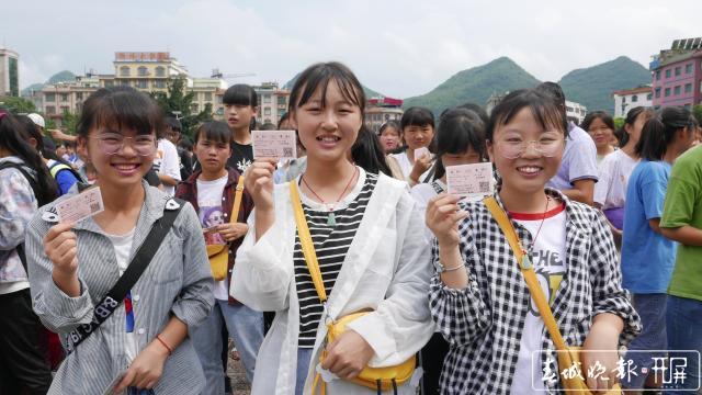 “富源兴义高速通车在即，共筑两地繁荣美好未来”